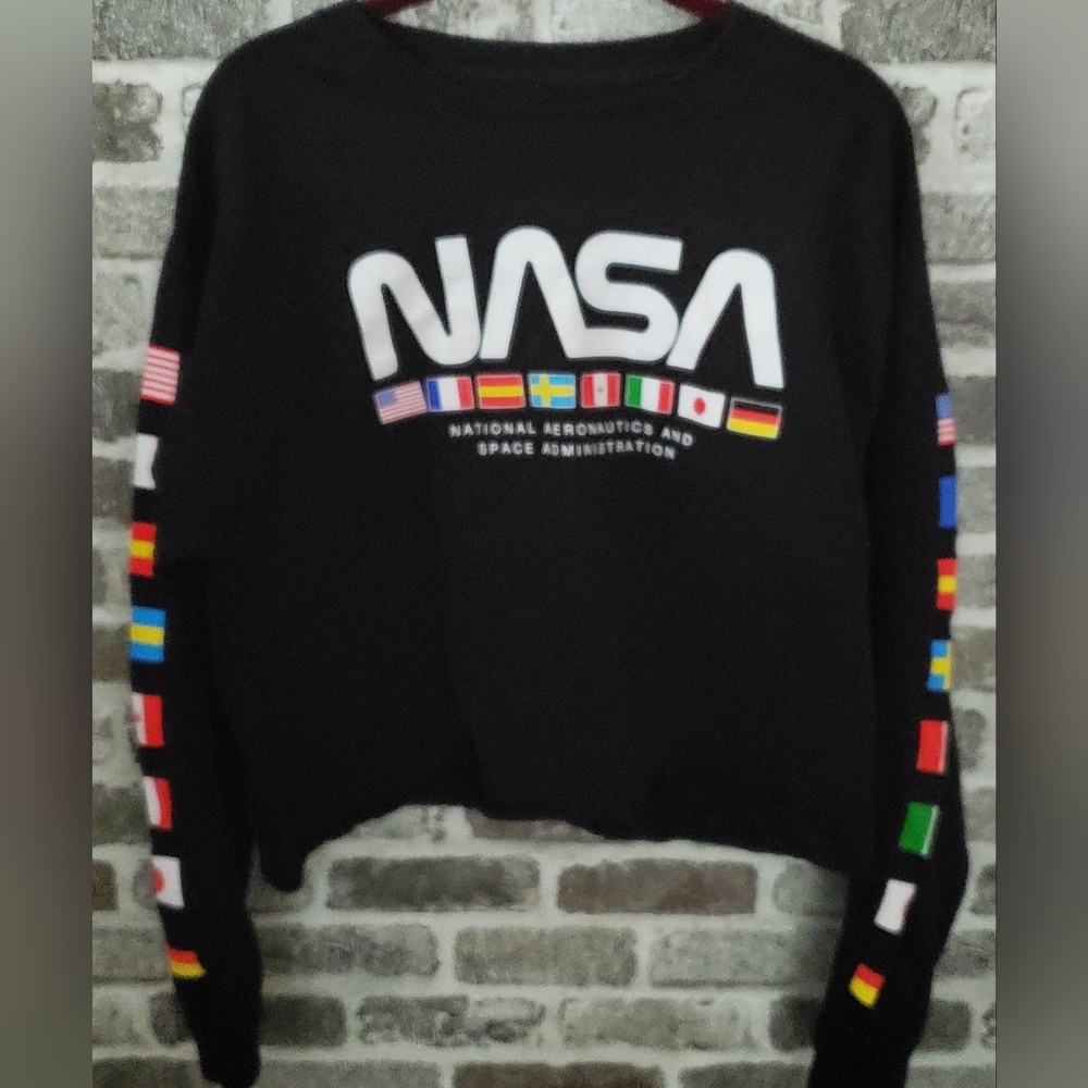 Chemistry brand womens large NASA cropped long sleeve tee. Black. Flags.